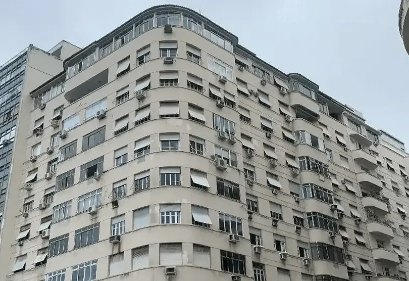 Prédio antigo de esquina no Rio de Janeiro com fachada em concreto e várias janelas